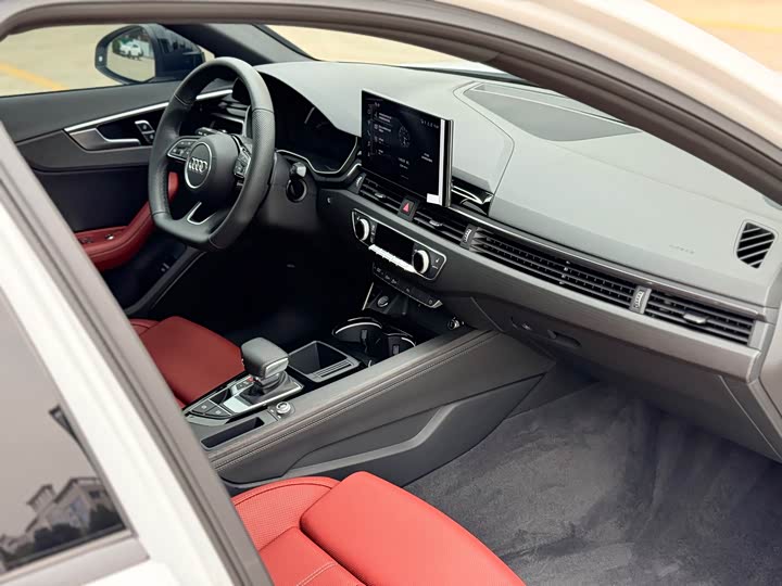 Фото 24 - Audi A4L