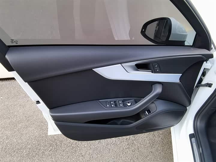 Фото 12 - Audi A4L