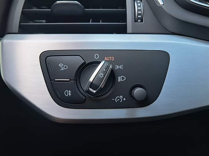 Фото 14 - Audi A4L