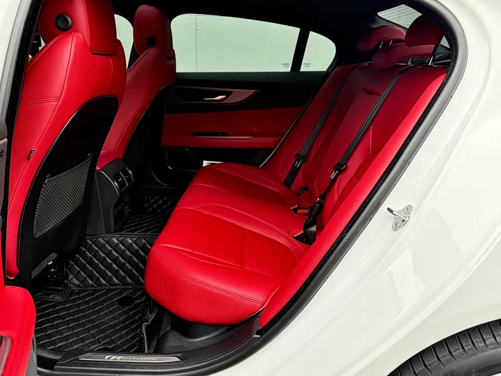 Фото 10 - Jaguar XE L