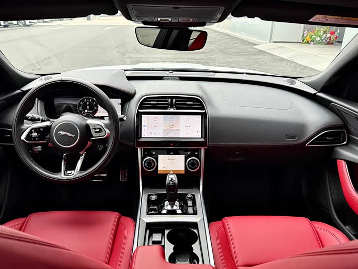 Фото 11 - Jaguar XE L