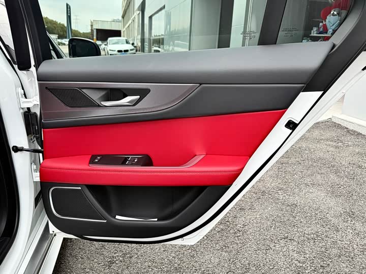 Фото 12 - Jaguar XE L