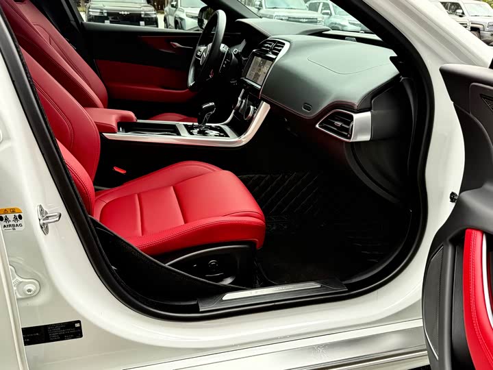 Фото 15 - Jaguar XE L