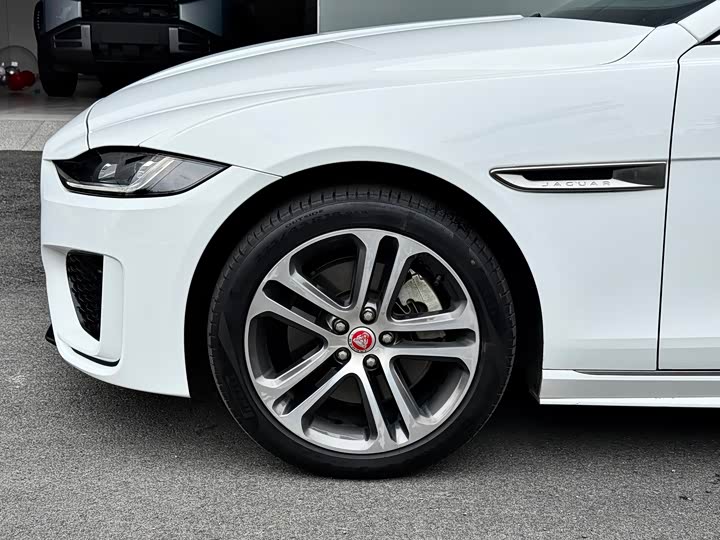 Фото 17 - Jaguar XE L