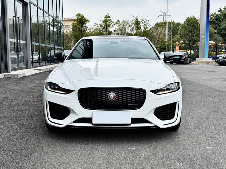 Фото 2 - Jaguar XE L