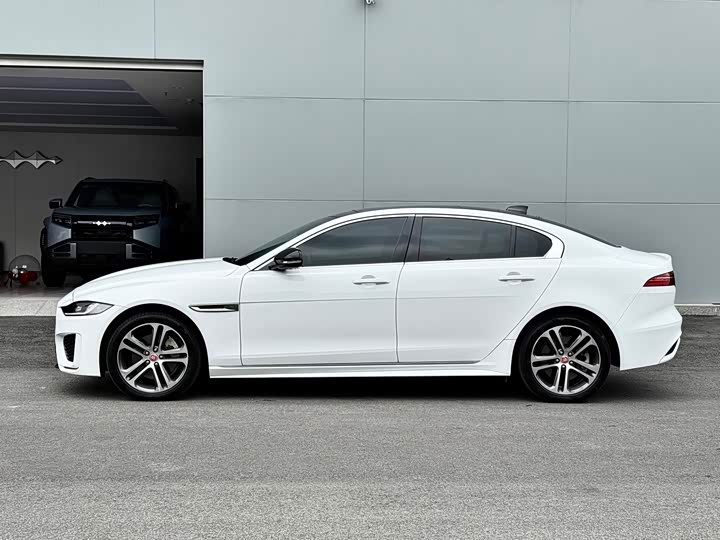 Фото 4 - Jaguar XE L