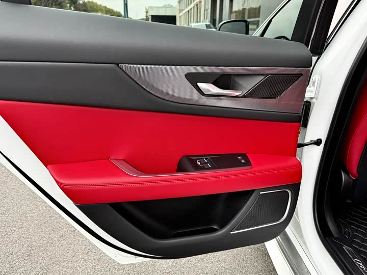 Фото 9 - Jaguar XE L