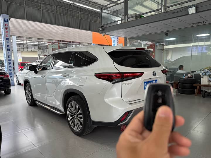 Фото 2 - Toyota Highlander