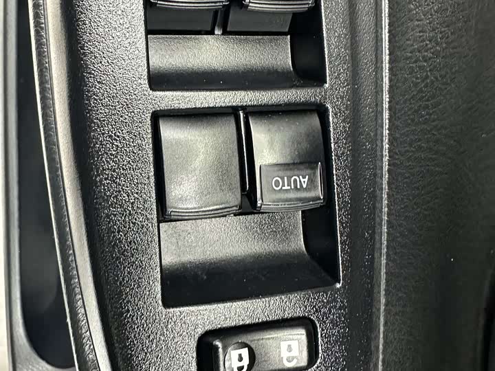 Фото 10 - Toyota Yaris L Hatchback