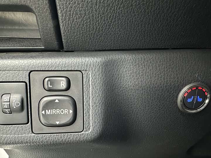 Фото 11 - Toyota Yaris L Hatchback