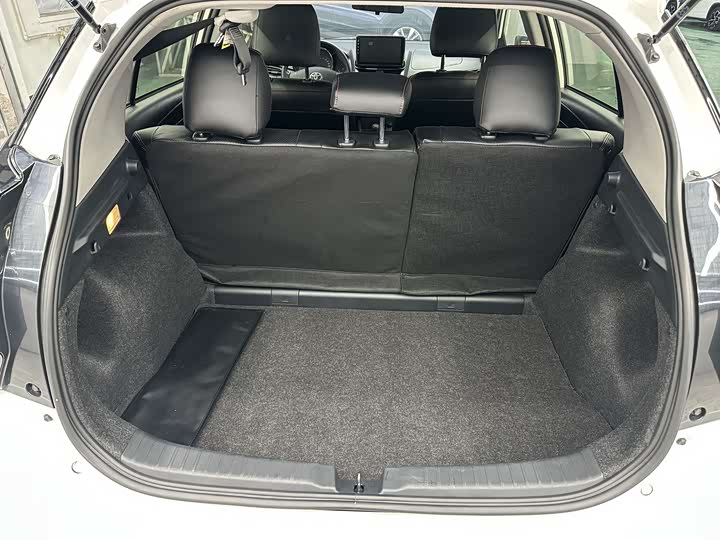 Фото 14 - Toyota Yaris L Hatchback