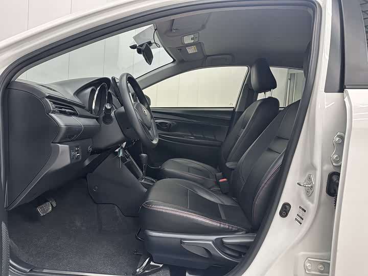 Фото 4 - Toyota Yaris L Hatchback