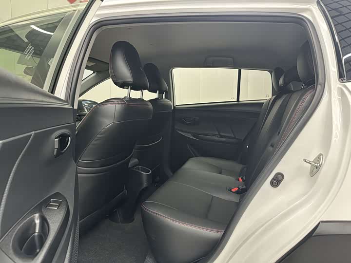 Фото 5 - Toyota Yaris L Hatchback