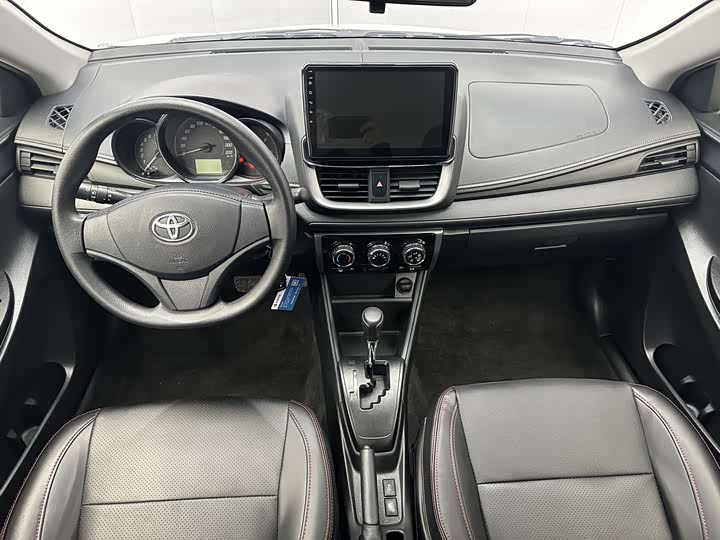 Фото 6 - Toyota Yaris L Hatchback