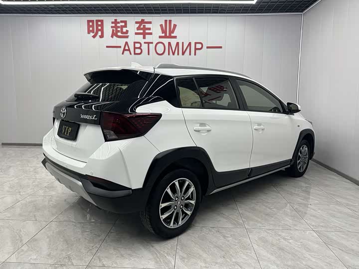 Фото 7 - Toyota Yaris L Hatchback