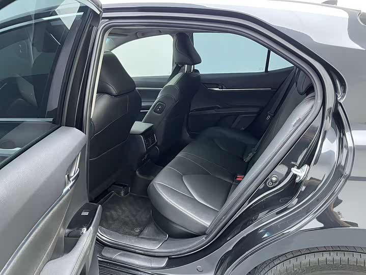 Фото 12 - Toyota Camry