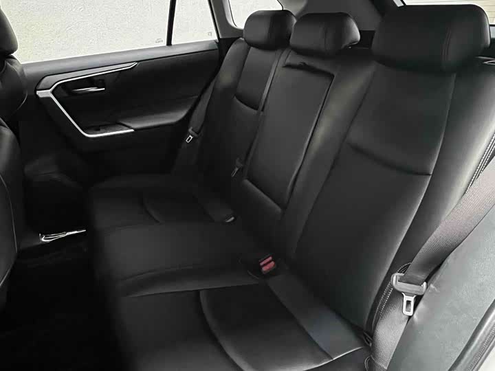 Фото 10 - Toyota RAV4