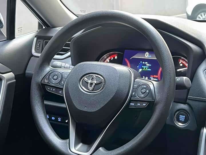 Фото 11 - Toyota RAV4