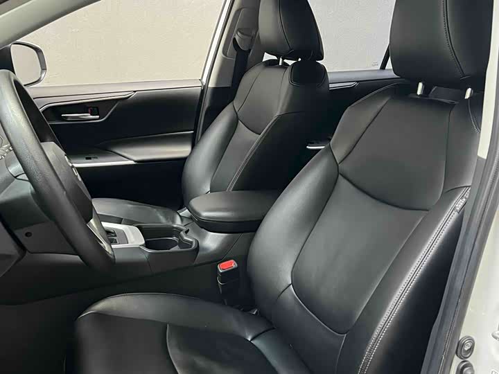 Фото 12 - Toyota RAV4