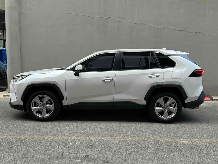Фото 3 - Toyota RAV4