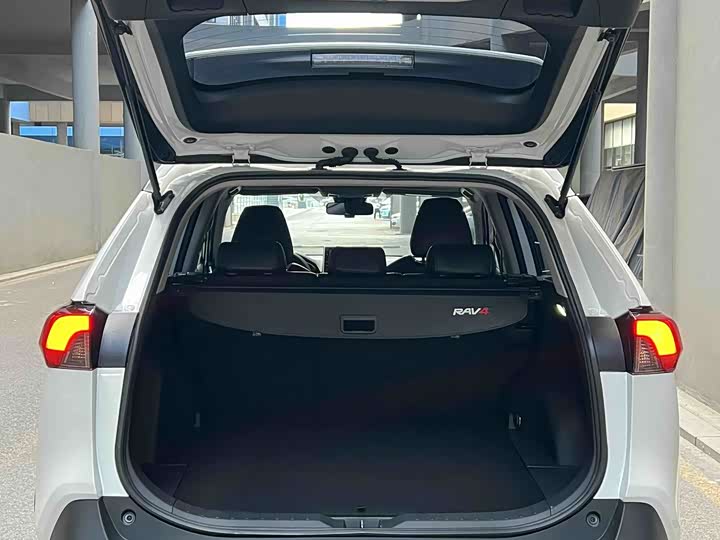 Фото 6 - Toyota RAV4