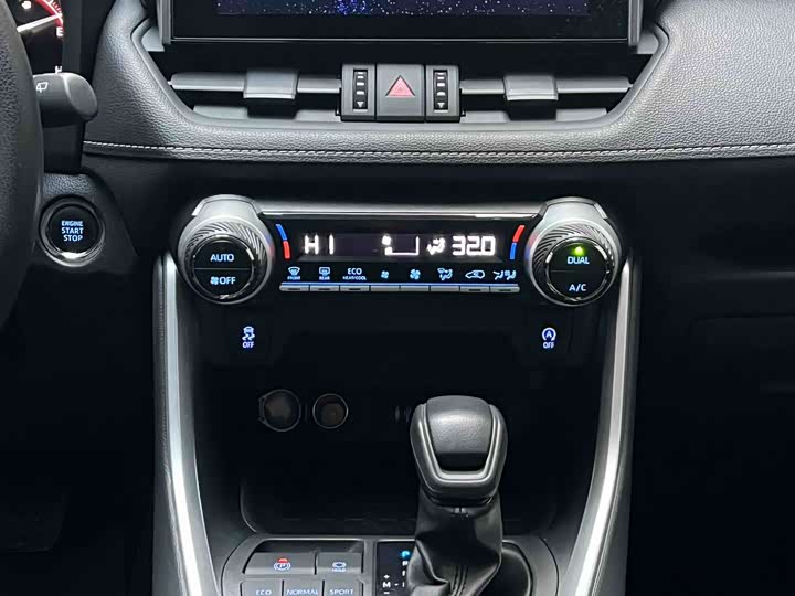 Фото 7 - Toyota RAV4