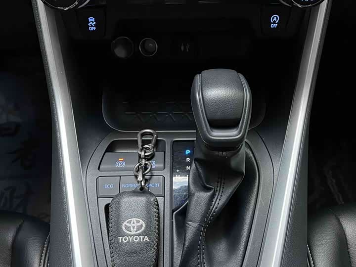 Фото 9 - Toyota RAV4