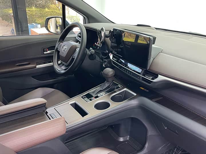 Фото 10 - Toyota Granvia