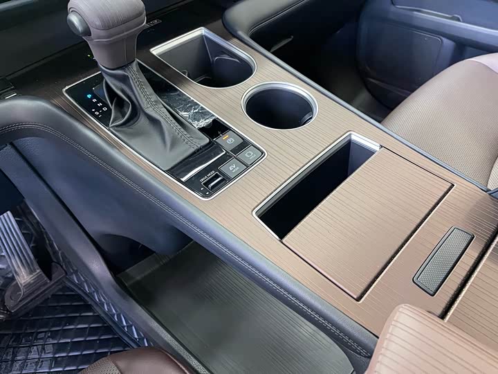 Фото 12 - Toyota Granvia