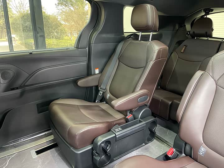 Фото 16 - Toyota Granvia