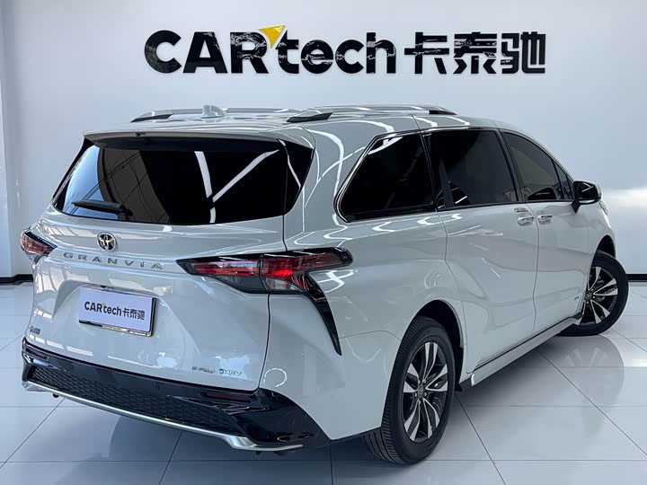 Фото 3 - Toyota Granvia