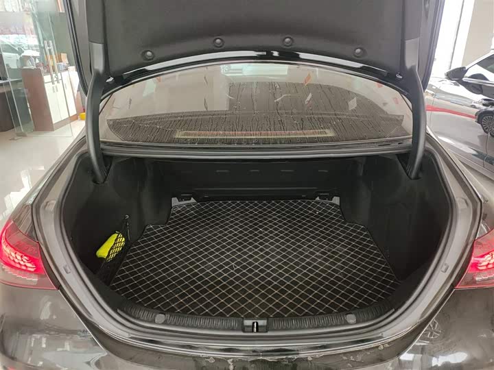 Фото 19 - Mercedes-Benz E-Class