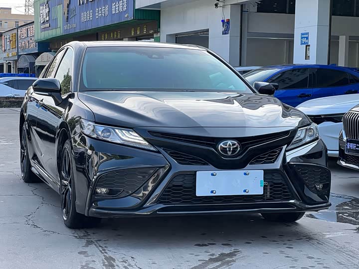Фото 2 - Toyota Camry