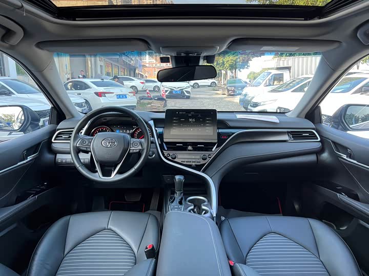 Фото 4 - Toyota Camry