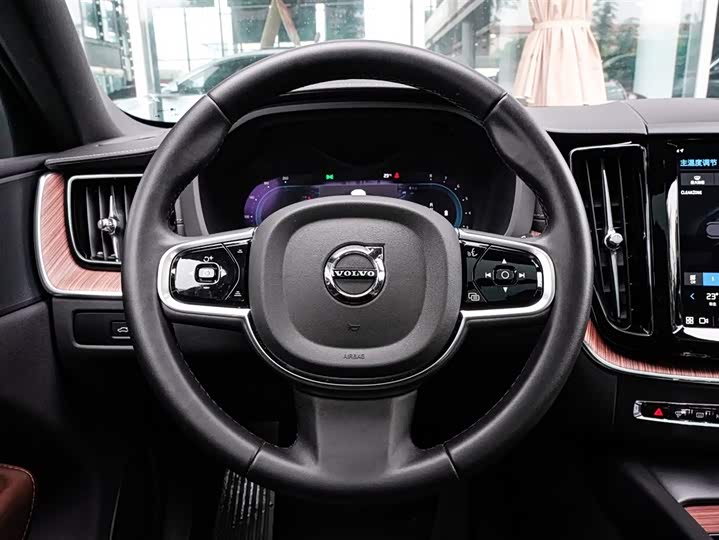 Фото 10 - Volvo XC60