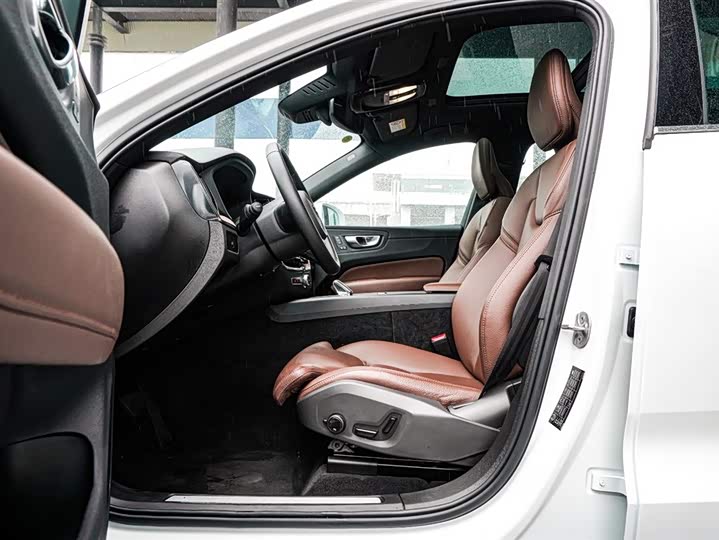 Фото 8 - Volvo XC60