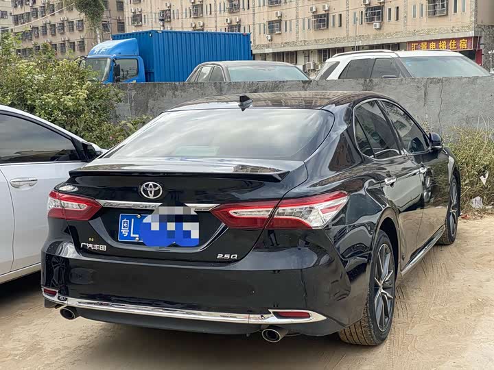 Фото 2 - Toyota Camry