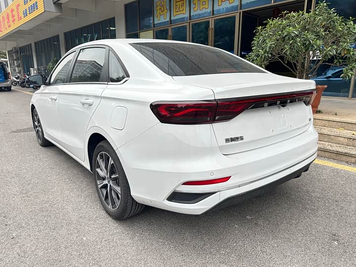 Фото 21 - Geely Emgrand