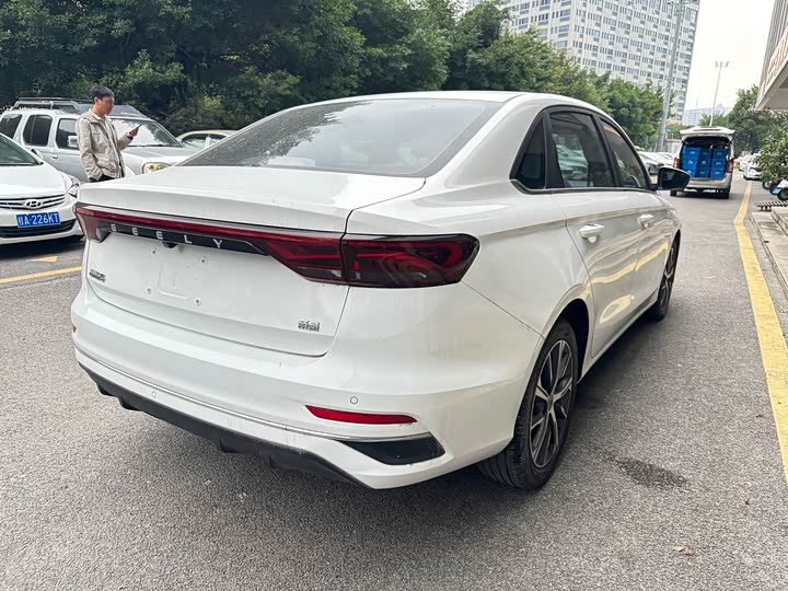 Фото 23 - Geely Emgrand