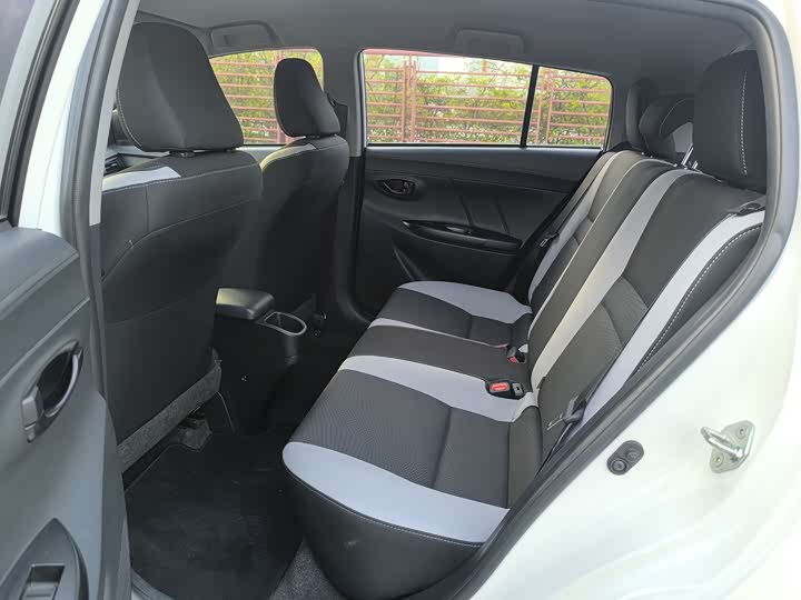 Фото 11 - Toyota Yaris L Hatchback