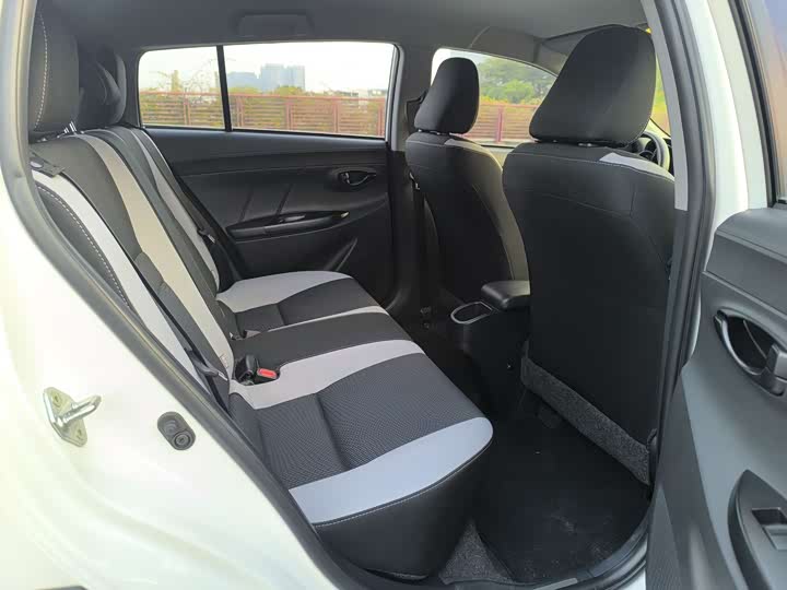 Фото 13 - Toyota Yaris L Hatchback