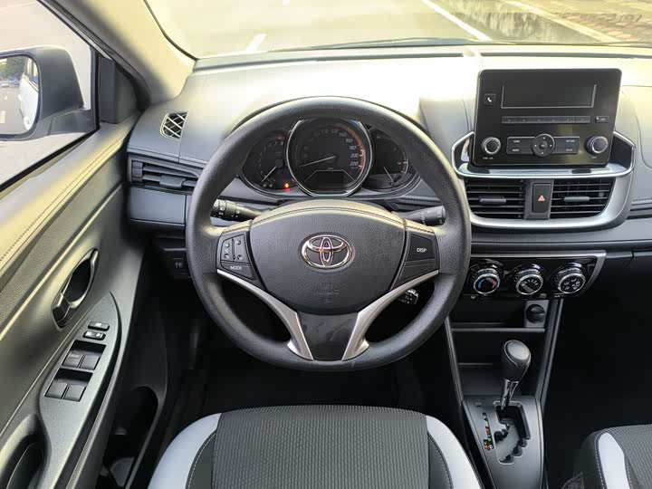 Фото 14 - Toyota Yaris L Hatchback