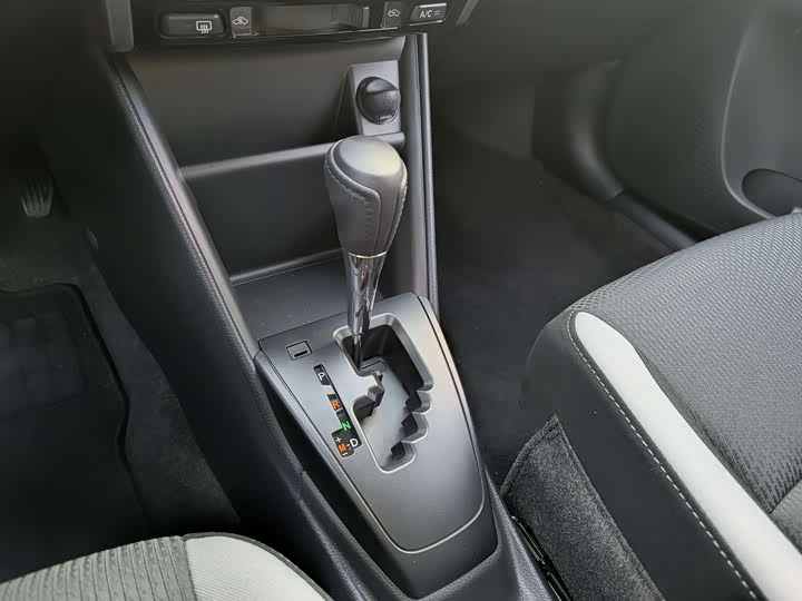 Фото 15 - Toyota Yaris L Hatchback