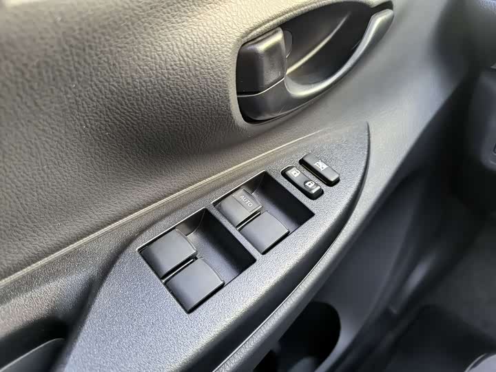 Фото 17 - Toyota Yaris L Hatchback