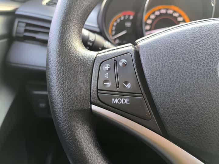 Фото 18 - Toyota Yaris L Hatchback