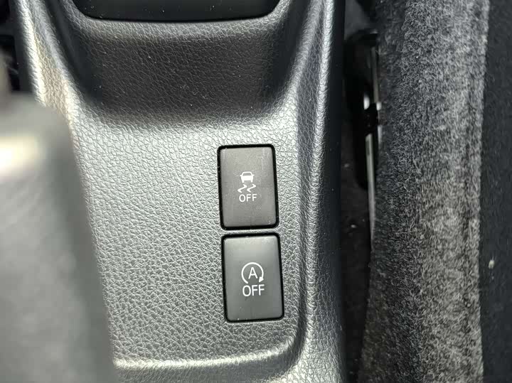 Фото 19 - Toyota Yaris L Hatchback