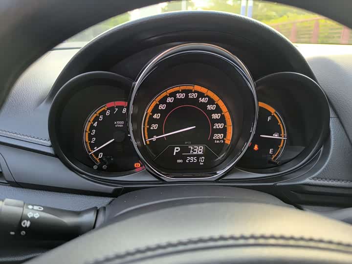 Фото 21 - Toyota Yaris L Hatchback