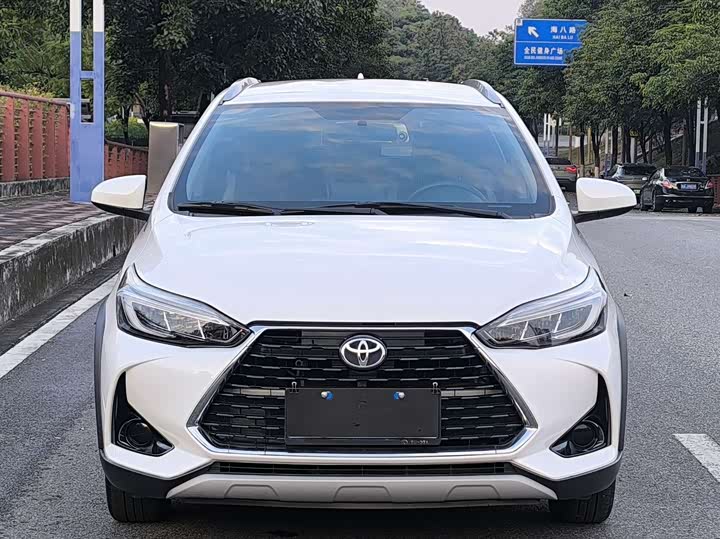 Фото 3 - Toyota Yaris L Hatchback