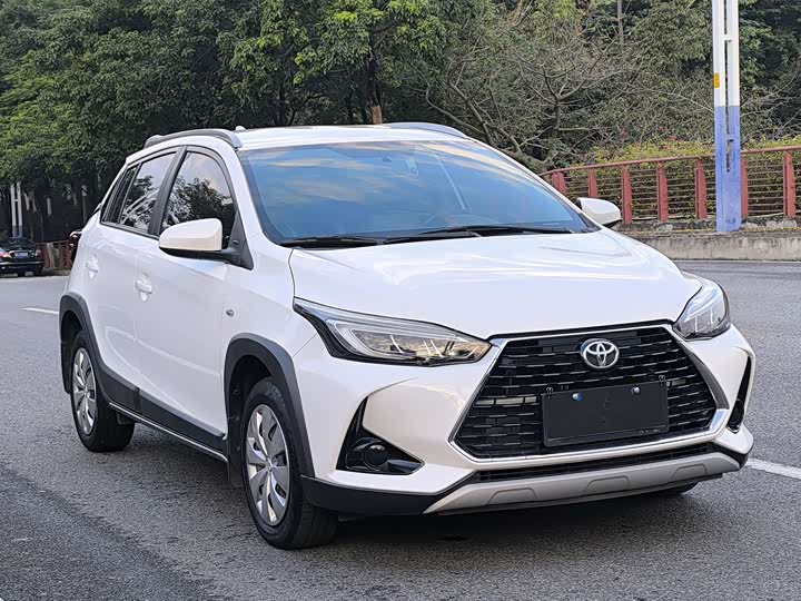 Фото 4 - Toyota Yaris L Hatchback