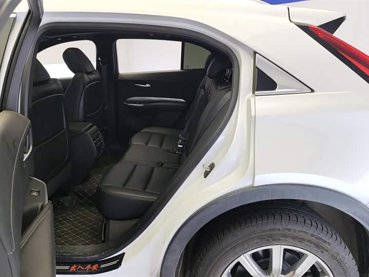 Фото 11 - Cadillac XT4